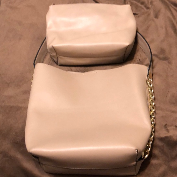 Medium tote with gold chain accent - Picture 4 of 4